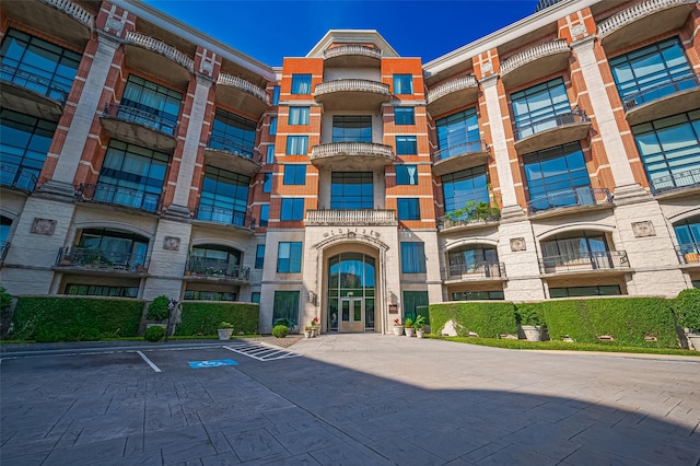 5005 Hidalgo St Unit 410, Houston, TX 77056 - view of apartment building / complex