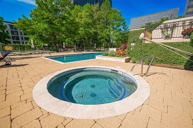 5005 Hidalgo St Unit 410, Houston, TX 77056 - community pool featuring a community hot tub and a patio area