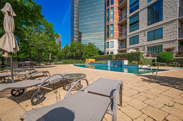 5005 Hidalgo St Unit 410, Houston, TX 77056 - community pool featuring a patio