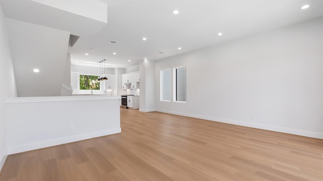 7229 Tierwester St, Houston, TX 77021 - unfurnished living room featuring light wood-style floors, baseboards, and recessed lighting