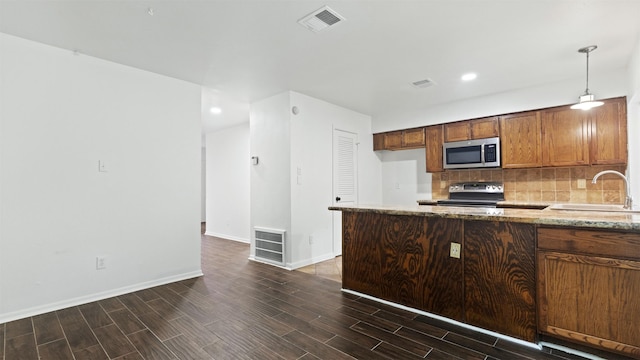 2139 E Settlers Way, The Woodlands, TX 77380 - kitchen with stainless steel appliances, a sink, tasteful backsplash, dark wood-type flooring, and recessed lighting