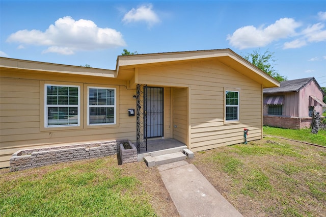 3615 Seabrook St, Houston, TX 77021 - entrance to property with a lawn