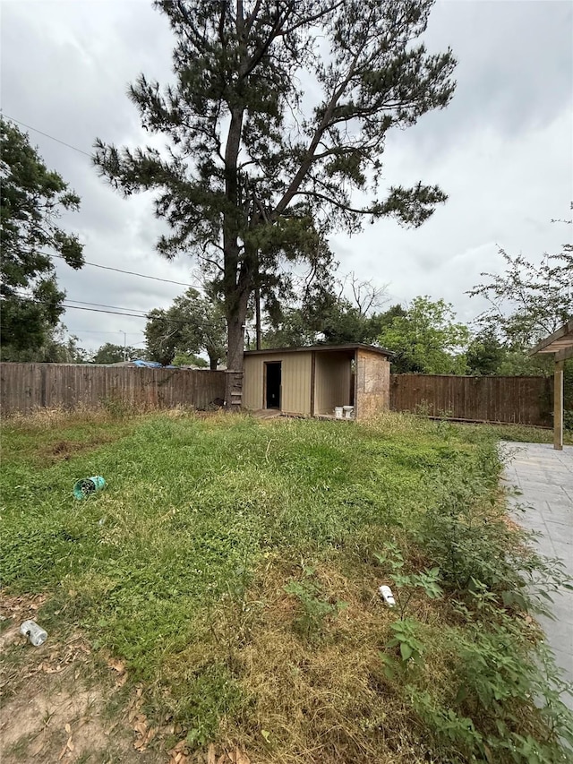 10211 Glenmawr Dr, Houston, TX 77075 - view of yard featuring a shed, fence, and an outbuilding