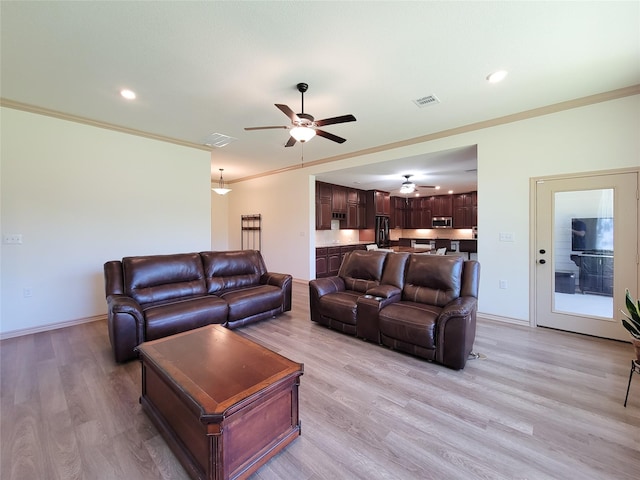 2755 Overlook Rd, Caldwell, TX 77836 - living room featuring a ceiling fan, light wood-style floors, crown molding, recessed lighting, and baseboards