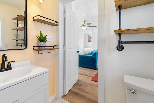 1010 Fort Velasco Dr, Surfside Beach, TX 77541 - ensuite bathroom featuring a ceiling fan, vanity, toilet, and wood finished floors