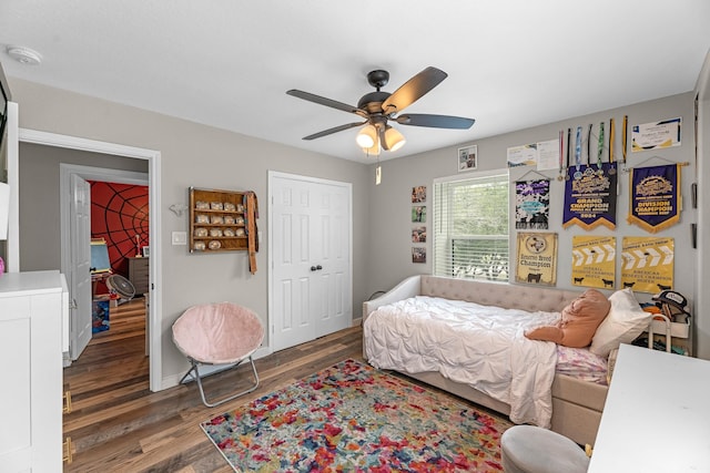 4439 W Bayshore Rd, Anahuac, TX 77514 - bedroom with wood finished floors, a closet, ceiling fan, and baseboards