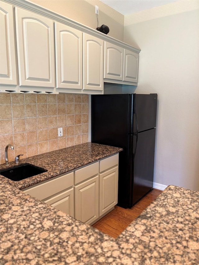 2331 Scottsdale Ct, League City, TX 77573 - kitchen with a sink, freestanding refrigerator, wood finished floors, ornamental molding, and tasteful backsplash