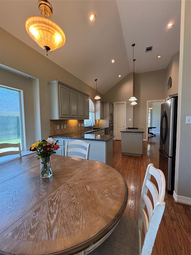 2331 Scottsdale Ct, League City, TX 77573 - dining room with dark wood finished floors, healthy amount of natural light, vaulted ceiling, recessed lighting, and baseboards