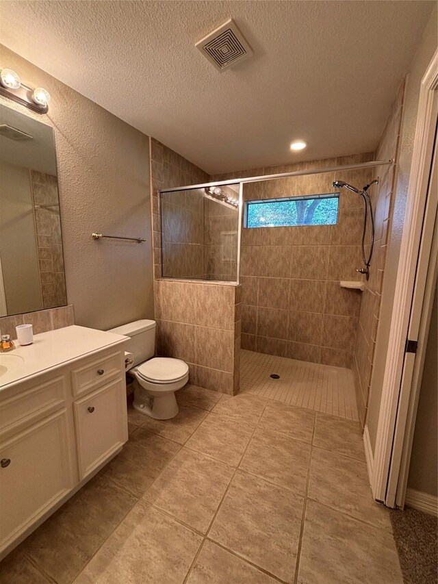 2331 Scottsdale Ct, League City, TX 77573 - full bath with a textured ceiling, vanity, tiled shower, toilet, and a textured wall