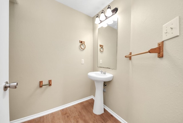 5043 Canyon Blanco Dr, Houston, TX 77045 - bathroom featuring wood finished floors and baseboards