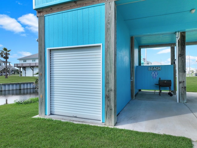 936 Surf Rd, Crystal Beach, TX 77650 - garage featuring a water view