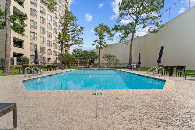 651 Bering Dr Unit 1406, Houston, TX 77057 - view of community pool