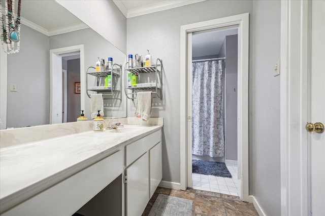 2333 Bering Dr Unit 236, Houston, TX 77057 - full bath with vanity, crown molding, a shower with curtain, and baseboards