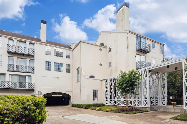 2333 Bering Dr Unit 236, Houston, TX 77057 - view of building exterior featuring driveway