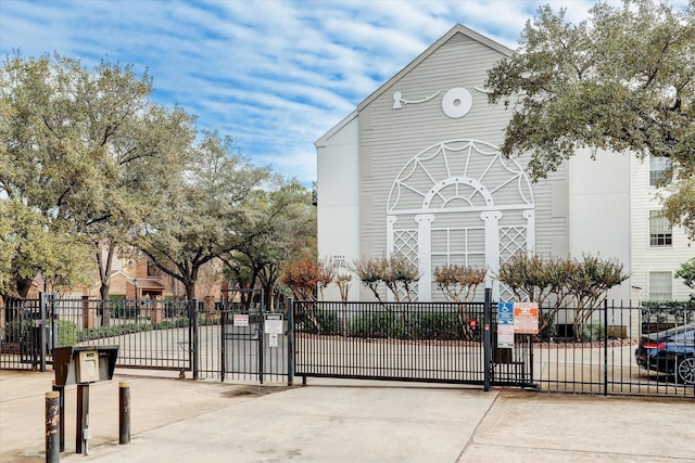 2333 Bering Dr Unit 236, Houston, TX 77057 - view of property's community with a gate and fence