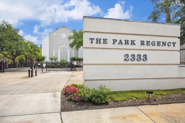 2333 Bering Dr Unit 236, Houston, TX 77057 - community / neighborhood sign featuring a gate and fence