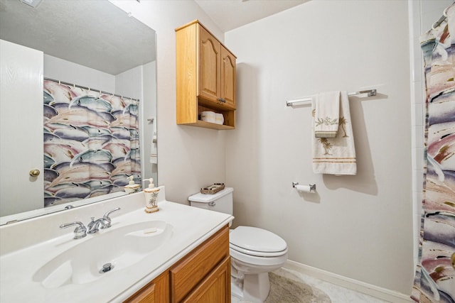 17022 Scuttle Way, Crosby, TX 77532 - full bathroom featuring toilet, vanity, curtained shower, and baseboards
