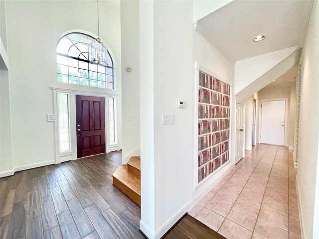 1265 Ridgewood Pl, Houston, TX 77055 - foyer entrance with healthy amount of natural light, ornamental molding, a chandelier, stairway, and baseboards