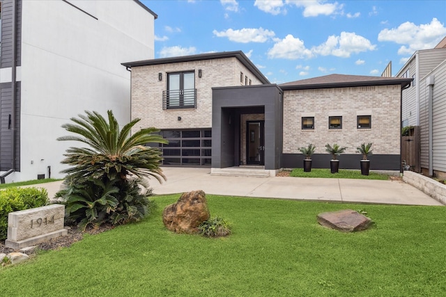 1914 Bonner St, Houston, TX 77007 - contemporary house with brick siding, driveway, a front yard, an attached garage, and a balcony
