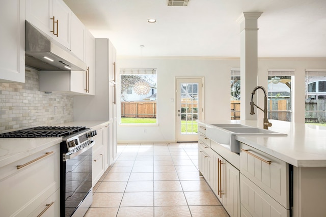 3815 Shadow Knoll Ct, Houston, TX 77082 - kitchen with stainless steel gas range, under cabinet range hood, a sink, tasteful backsplash, and ornamental molding