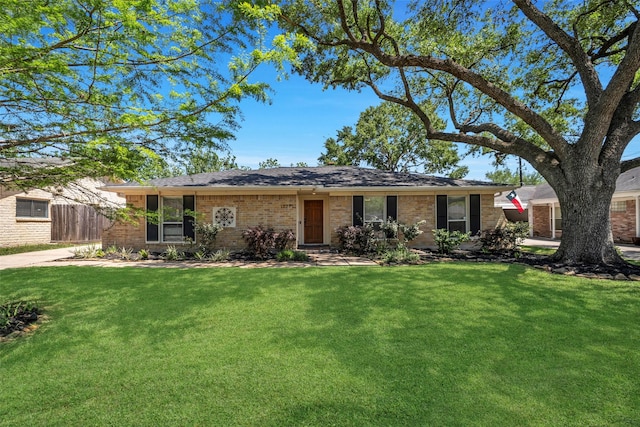 ranch-style house featuring a front lawn and brick siding
