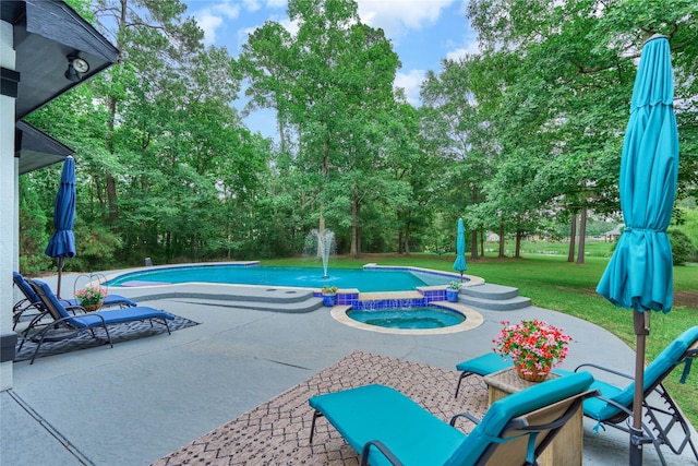 15471 Castlebrook Ct, Montgomery, TX 77316 - view of swimming pool featuring a patio, a pool with connected hot tub, a yard, and view of scattered trees