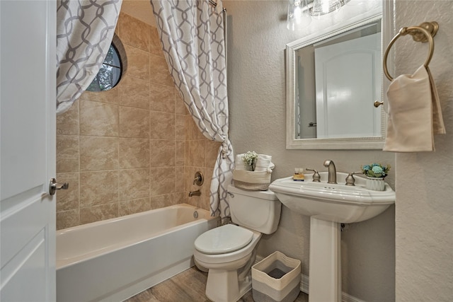 15471 Castlebrook Ct, Montgomery, TX 77316 - bathroom featuring toilet, shower / bath combo, a textured wall, and wood finished floors