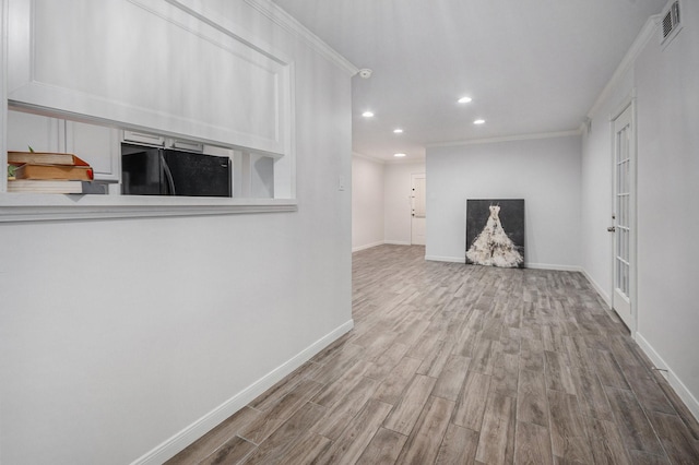 8245 Kingsbrook Rd Unit 139, Houston, TX 77024 - unfurnished living room with recessed lighting, wood finished floors, baseboards, and crown molding