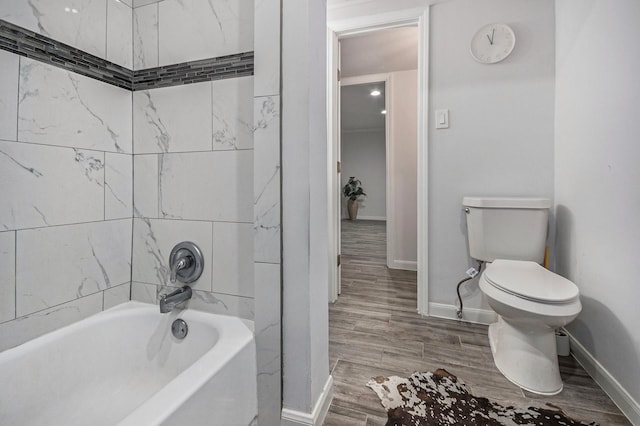 8245 Kingsbrook Rd Unit 139, Houston, TX 77024 - full bathroom featuring toilet, baseboards, wood finished floors, and shower / tub combination