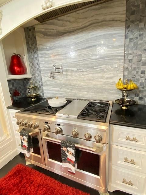 bar with double oven range and decorative backsplash