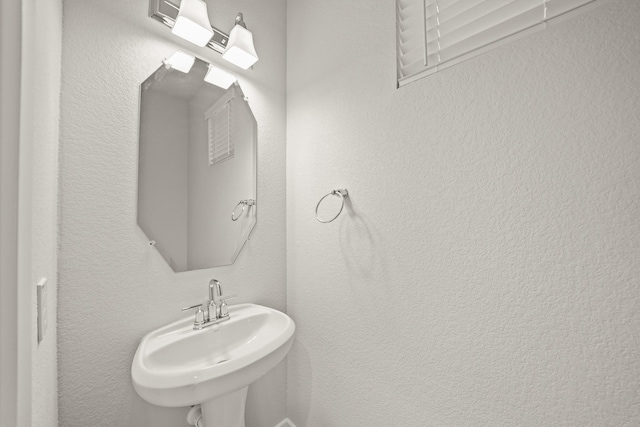 2906 Park Hill Ln, Stafford, TX 77477 - bathroom with a sink and a textured wall