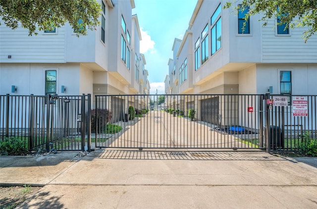 34 N Hutcheson St, Houston, TX 77003 - gate with a fenced front yard