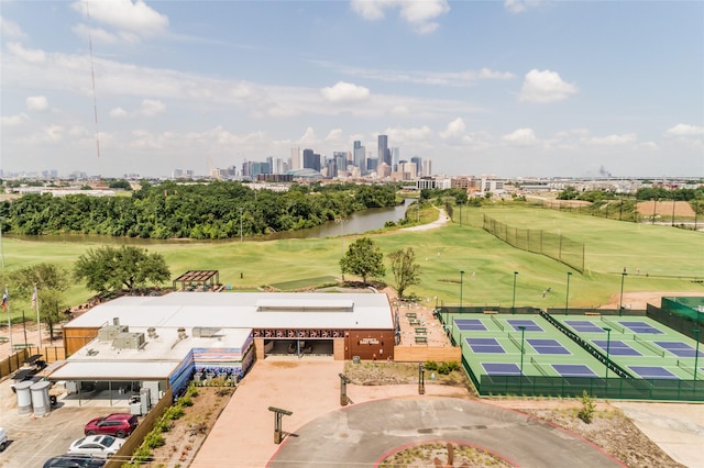 34 N Hutcheson St, Houston, TX 77003 - bird's eye view of a golf course, a skyline view, and a large body of water