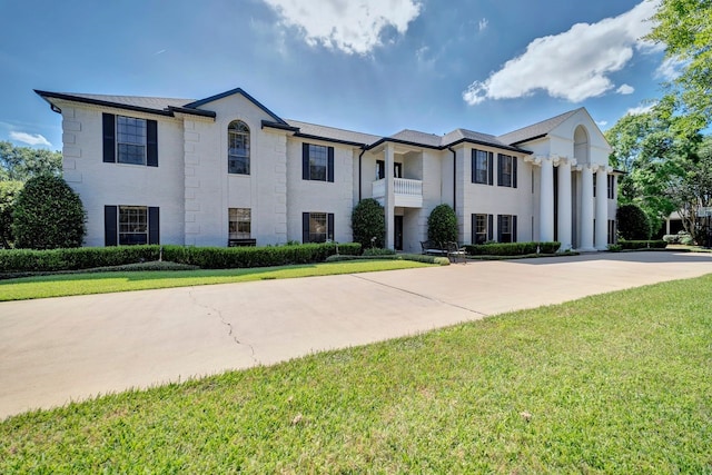 206 Greenbriar Ave, Friendswood, TX 77546 - view of front facade with a front yard and concrete driveway