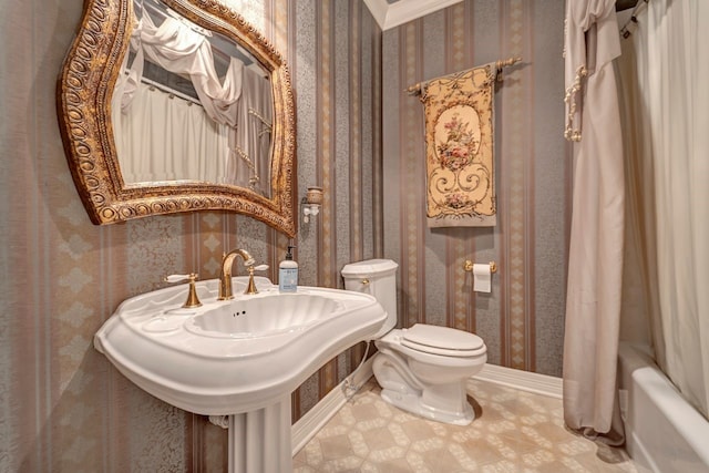 206 Greenbriar Ave, Friendswood, TX 77546 - full bathroom featuring wallpapered walls, toilet, baseboards, and a sink