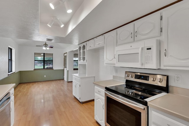132 Prairie View Ln, Red Oak, TX 75154 - kitchen featuring appliances with stainless steel finishes, light countertops, light wood-style floors, a ceiling fan, and a wainscoted wall