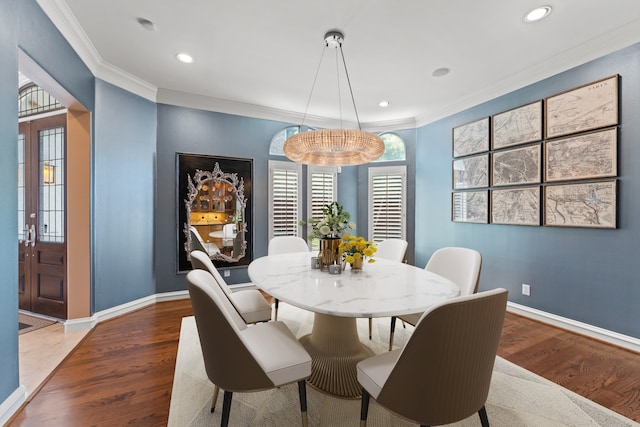 5206 Stamper Way, Houston, TX 77056 - dining space featuring ornamental molding, wood finished floors, baseboards, and recessed lighting