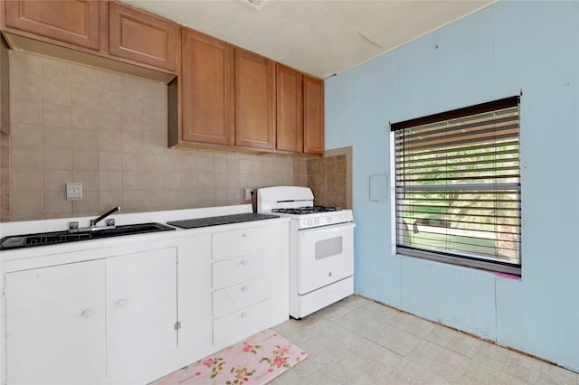 116 Linda St, Anahuac, TX 77514 - laundry room featuring a sink and light flooring