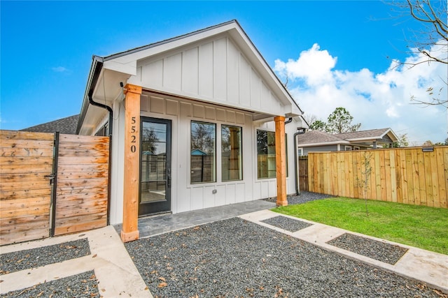 5520 Chapman St, Houston, TX 77009 - doorway to property with board and batten siding and fence