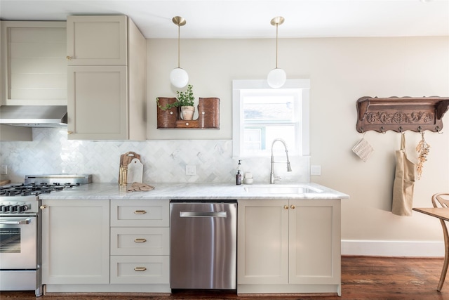 108 E 27th St, Houston, TX 77008 - kitchen featuring appliances with stainless steel finishes, a sink, backsplash, dark wood-style flooring, and baseboards