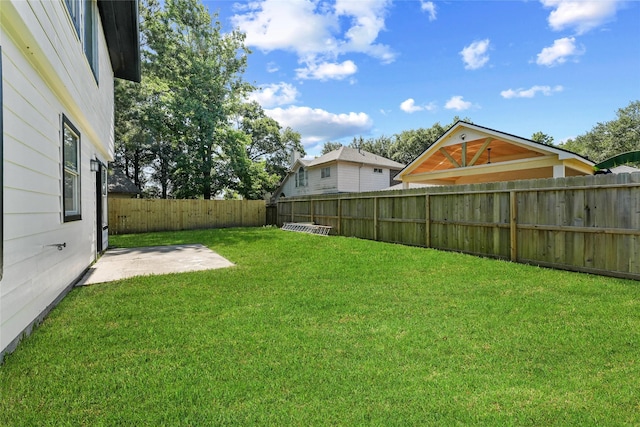 view of yard featuring a patio