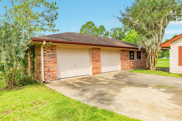 700 Sally Lake Rd, Angleton, TX 77515 - garage featuring concrete driveway