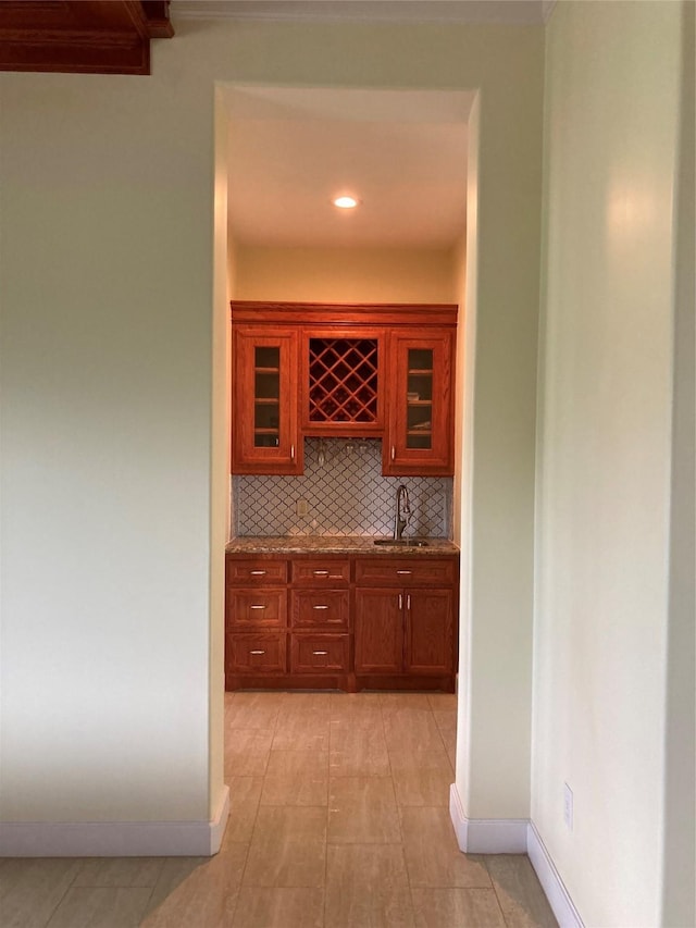 2709 Flores Bayou Bridge Rd, Angleton, TX 77515 - indoor wet bar featuring decorative backsplash, baseboards, and recessed lighting