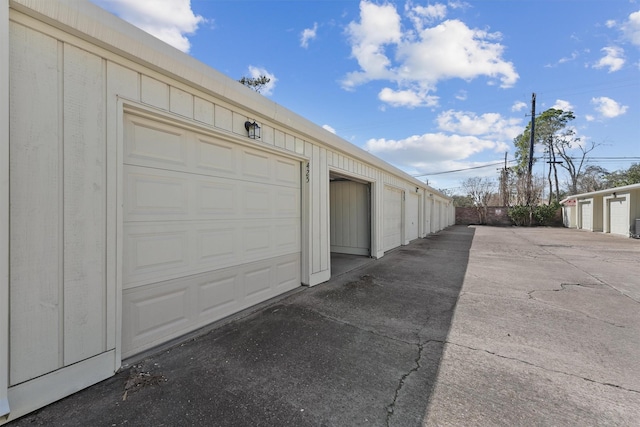 425 Bendwood Dr Unit 49, Houston, TX 77024 - view of garage