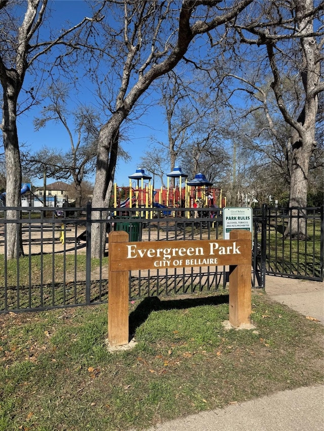 4301 Vivian St, Bellaire, TX 77401 - surrounding community featuring fence