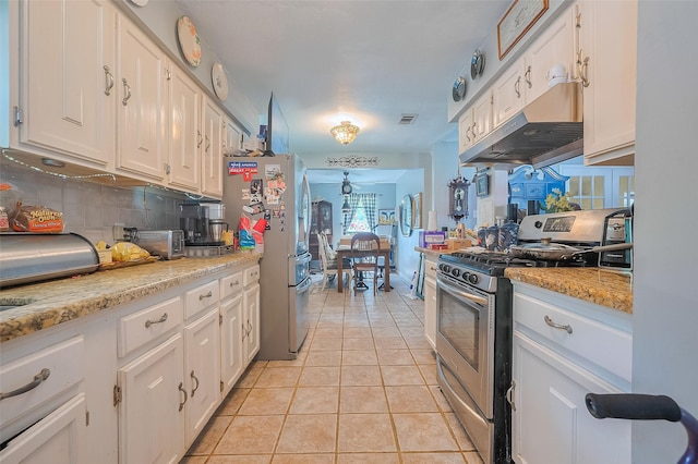30926 Hilltop Ln, Magnolia, TX 77354 - kitchen featuring appliances with stainless steel finishes, under cabinet range hood, ceiling fan, backsplash, and white cabinetry