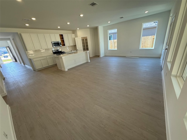 503 Shoreview Dr, Conroe, TX 77303 - kitchen featuring stainless steel appliances, open floor plan, recessed lighting, backsplash, and light wood-style floors