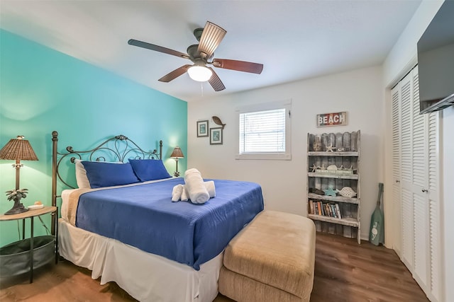 4606 Jamaica Cove Rd, Jamaica Beach, TX 77554 - bedroom featuring a closet, wood finished floors, and ceiling fan