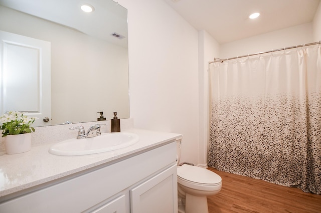 9315 Sierra Point Way, Baytown, TX 77521 - full bath featuring wood finished floors, toilet, vanity, recessed lighting, and a shower with shower curtain