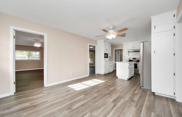 2013 15th Ave N, Texas City, TX 77590 - unfurnished living room with ceiling fan, light wood-style floors, and baseboards